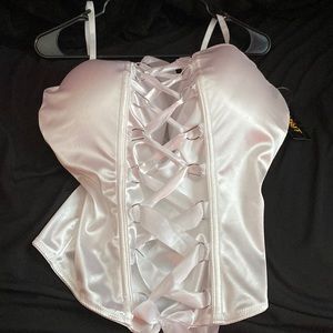 2x white corset